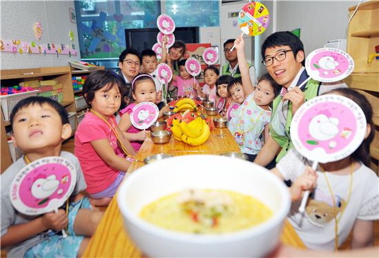 [포토]팔도 나눔봉사단 '꼬꼬데이' 봉사활동 진행