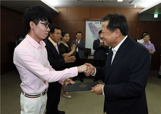 차성수 금천구청장, 철로 떨어진 취객 구한 정영운씨 표창 