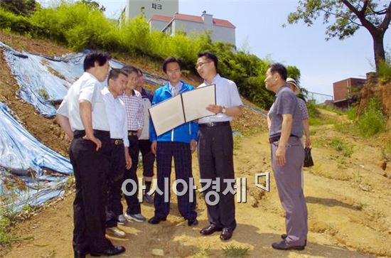 장재성 광주시 서구의회의장, 비포장 경사도로 민원 현장 방문