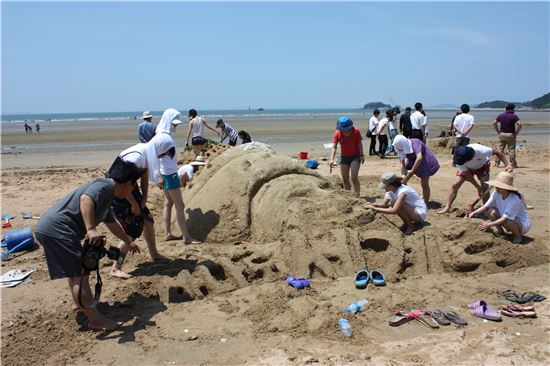 지난해 열린 '몽산포 국제 모래조각 페스티벌' 때 참가자들이 작품을 만들고 있다.