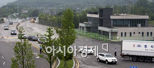[포토]입경하는 개성공단 입주기업
