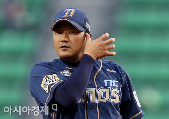 [포토] 땀 닦는 손민한 '후덥지근한 날씨~'