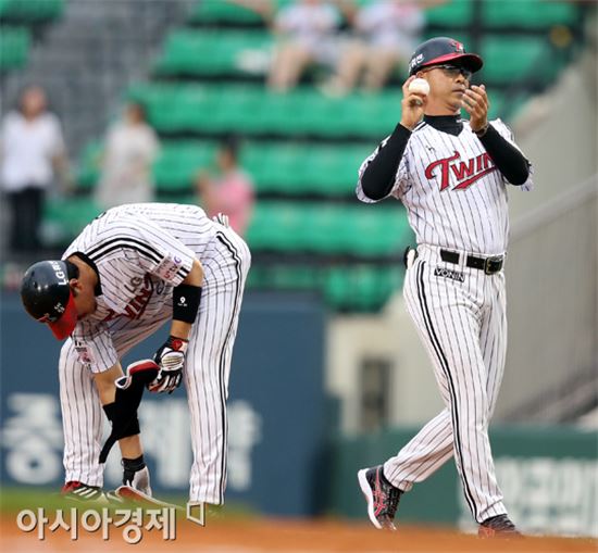 [포토] 김인호 코치 '신기록 기념구는 간직해야지'