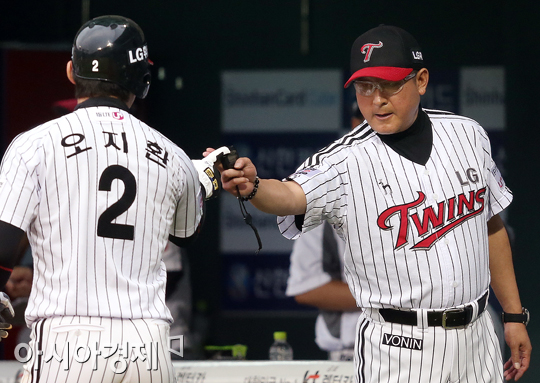 [포토] 김기태 감독 '오늘은 손가락 두개?'