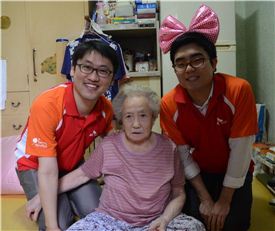 SK E&S 직원들이 동대문구 홀몸노인 가정을 방문해 봉사활동을 하고 있는 모습. 
