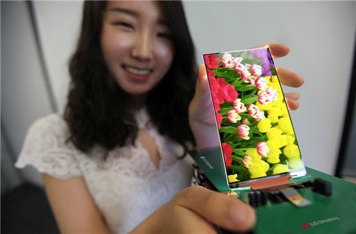 LG디스플레이 모델이 LGD가 개발한  Full HD 스마트폰용 5.2인치 LCD를 들어보이고 있다. 
