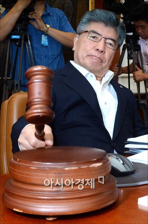 [포토]의사봉 두드리는 김중수 총재