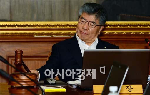 [포토]의사봉 두드리는 김중수 한은 총재