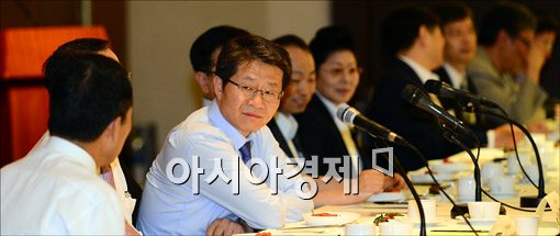 [포토]대화 중인 류길재 통일부 장관