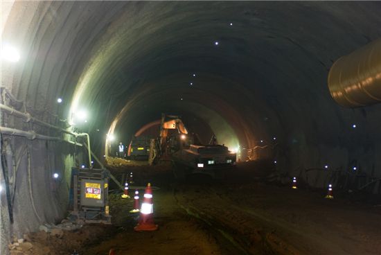 해저터널 공사장에서 흙을 파내고 있는 모습 