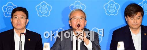 [포토]제2차 무역투자진흥회의 후속조치 브리핑 하는 장관들