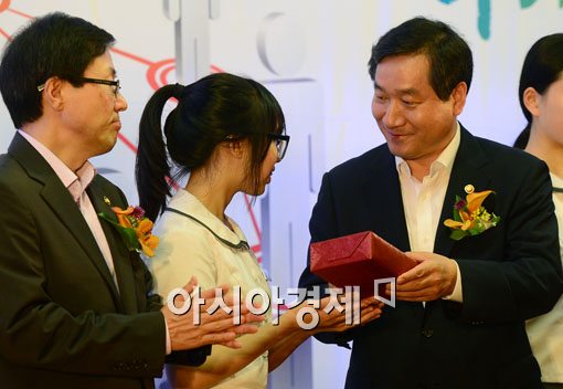 [포토]선물 전달하는 유정복 장관 