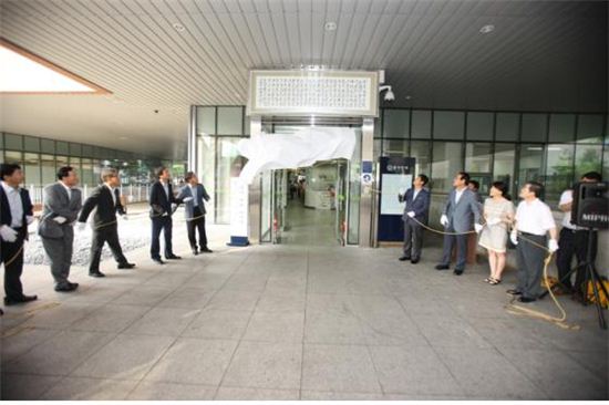 성북구청 현관에 '사람이 희망이다’ 현판 있다 