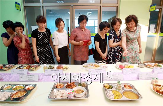 [포토]아동급식 관심있게 살펴보는 학부모들 
