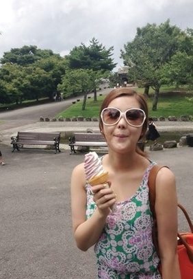 솔비 근황, 공원에서 여유를 즐기며 '여성스러운 매력 물씬~'