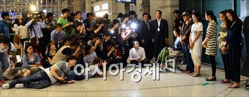 [포토]귀국한 아시아나 항공 승무원들, 몰린 취재진