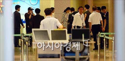 [포토]입국하는 승무원들