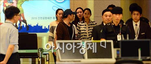 [포토]입국 준비 중인 아시아나 사고항공기 승무원들