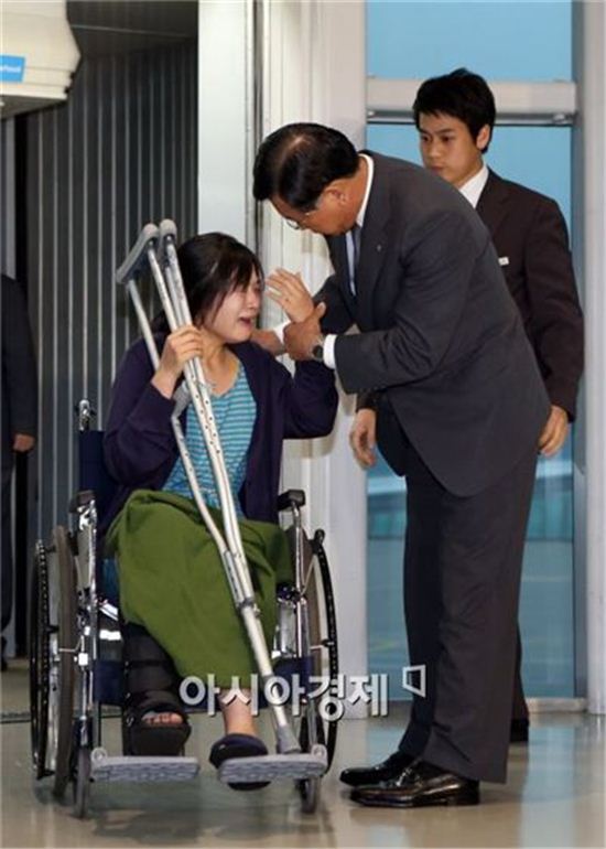 11일 저녁 아시아나 사고기에 탑승했던 김윤주(아시아나 승무원)씨가 인천국제공항에 도착한 가운데 박삼구 회장을 보자 울음을 터트리고 있다. 