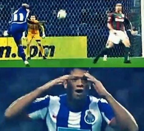 본인도 놀란 슛, 먼거리라 공이 들어갈 것이라 예상 못한 듯