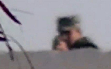 ▲ 보도사진가 아흐마드 사미르 앗샘이 마지막으로 찍은 영상은 자신을 향해 총을 겨누는 저격수의 모습이었다.
