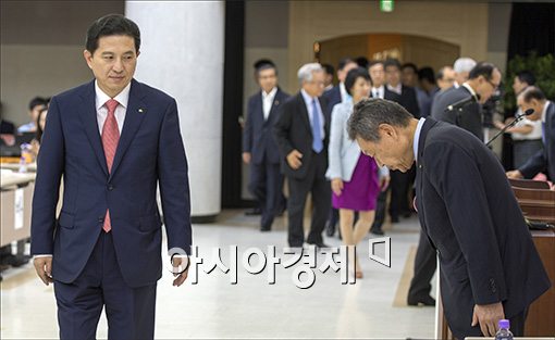 [포토]전 회장 바라보는 임영록 신임 회장