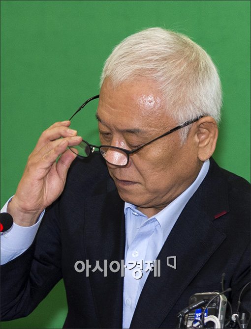 [포토]안경 고쳐 쓰는 김한길 대표