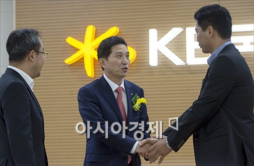[포토]노조위원장 손잡은 임영록 신임 회장