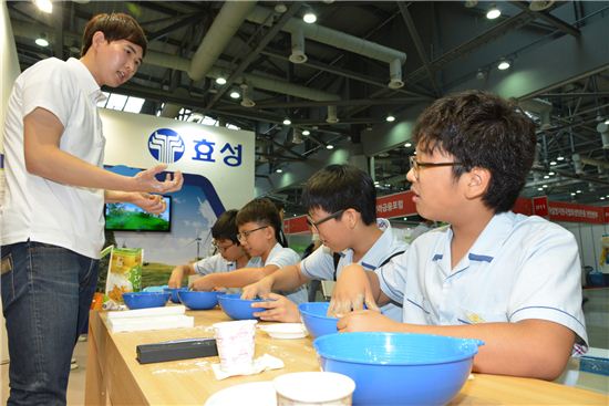 일산 킨텍스에서 열린 ‘2013년 대한민국 행복교육기부 박람회’에서 학생들이 효성의 체험공학교실을 방문해 다양한 체험을 하고 있는 모습. 