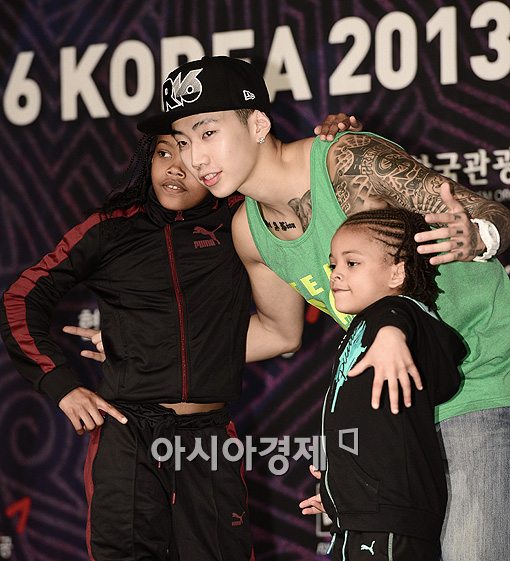 [포토]박재범, 천재 비걸 '테라 자매와 함께'