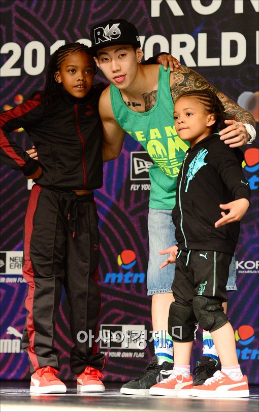 [포토]천재 비걸스들과 함께 하는 박재범