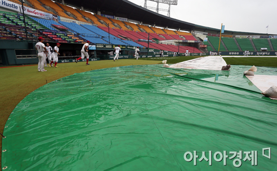 [포토] 방수포 깔린 잠실야구장