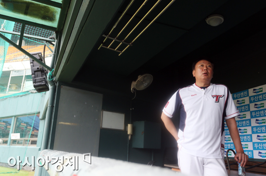 [포토] 선동열 감독 '비 때문에 투수진 운용 고민 많네요'