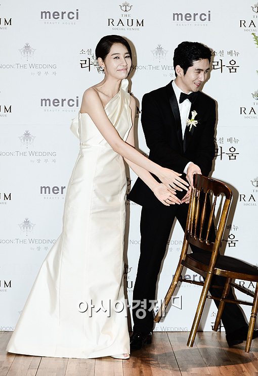 [포토]'이런모습 처음이야!' 의자 치우는 신랑신부 '윤지민-권민'