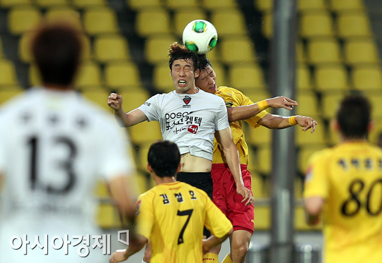 [포토] 헤딩다툼 벌이는 배천석-임채민