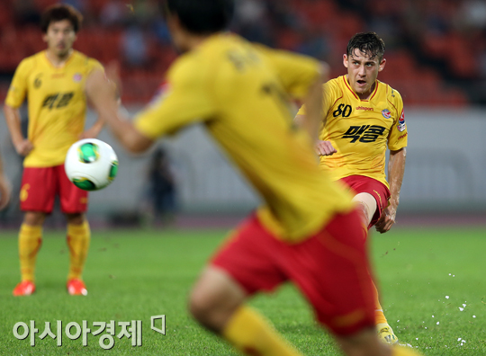 [포토] 프리킥 차는 제파로프 '들어가라!'