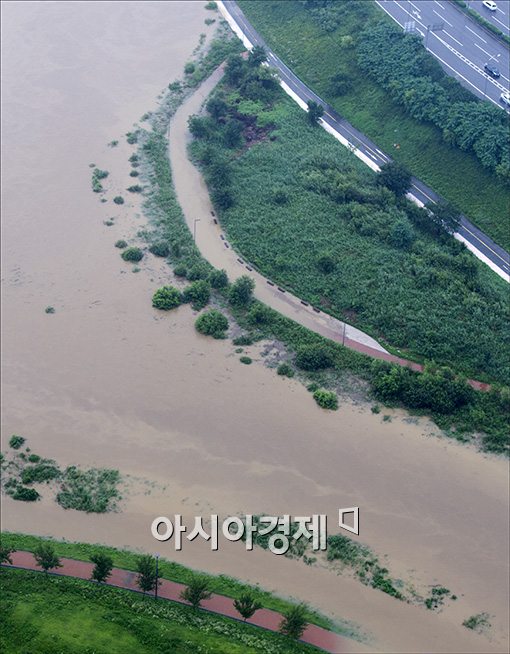 [포토]물에 잠긴 한강시민공원