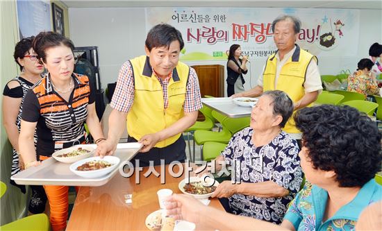 [포토]자장면 배달하는 최영호 광주시 남구청장