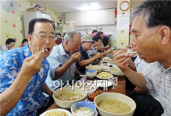 [포토]어르신들 보양음식 드시고  건강하세요