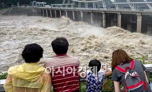 [포토]"팔당댐 방류, 장관이네"