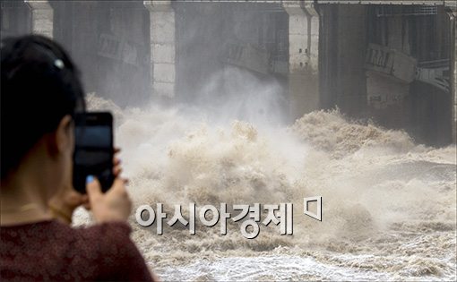 [포토]"팔당댐 방류, 장관이네~"