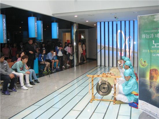  지난 5월18일 인천대교기념관에서 발달장애인 예술가들이 주축이 돼 열린 '인천대교 문화카페 프로젝트' 공연 모습. 사진제공= 꿈꾸는마을 영종예술단.

