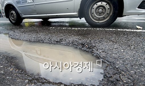 [포토]'구멍숭숭' 누더기 도로