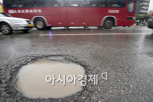 [포토]서울도로는 비만 오면 '구멍숭숭'