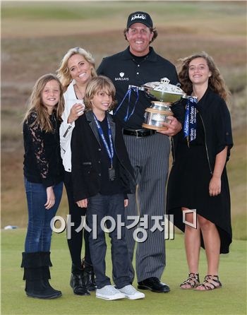  필 미켈슨이 스코티시오픈 우승 직후 가족들과 함께 기쁨을 나누고 있다. 스코틀랜드=Getty images/멀티비츠.