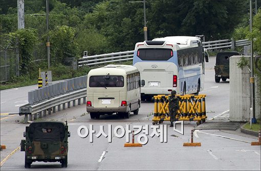 [포토]개성공단으로 향하는 대표단