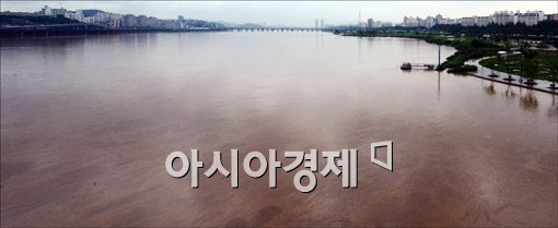 [포토]흙탕물로 변한 한강