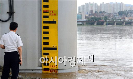 [포토]잠수교 수위 확인 중