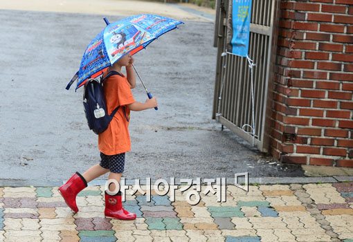 [포토]파란 우산 빨간 장화 