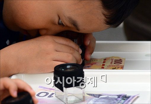 [포토]확대경을 손에 들고~